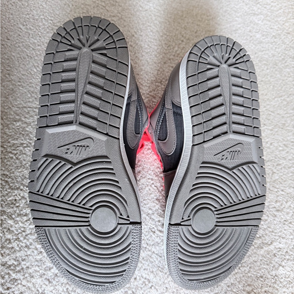 Air Jordan 1 Low - Newsprint and Bright Crimson - Picture 5 of 6
